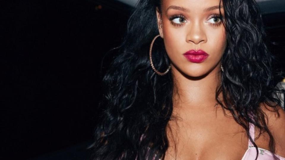 Rihanna pokořila Madrid v róbě ukrajinského návrháře